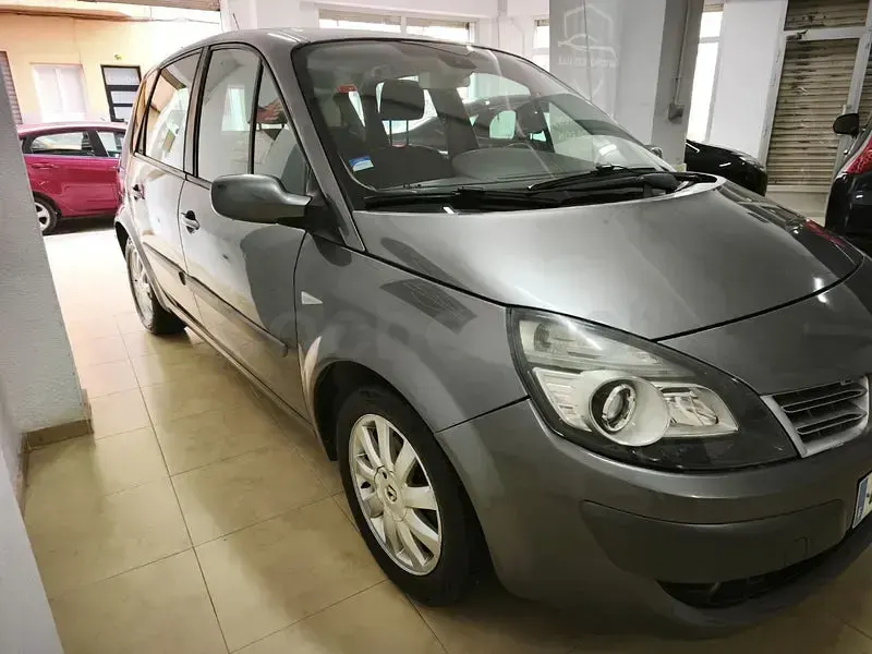 Usado Renault Scénic II Dynamique 111 CV (81 kW) 2008 Gris / plata Monovolumen