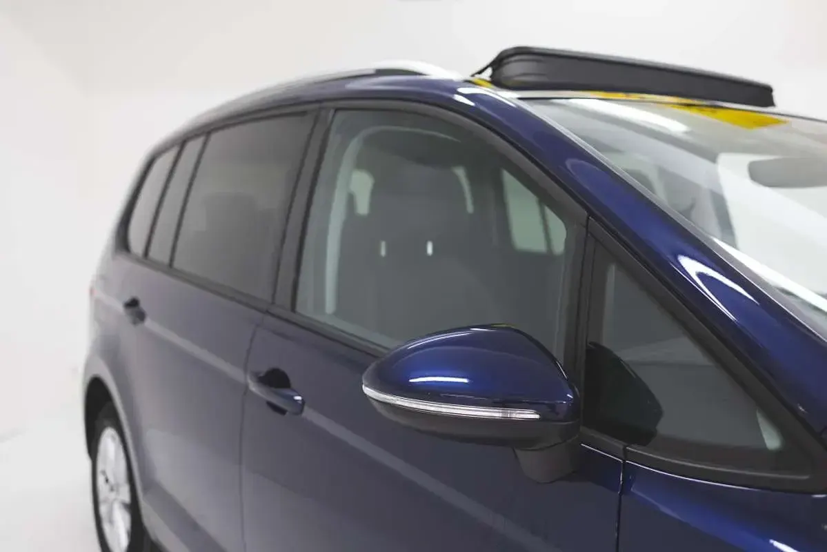 Usado VW Touran Life 150 CV (110 kW) 2025 Azul Monovolumen