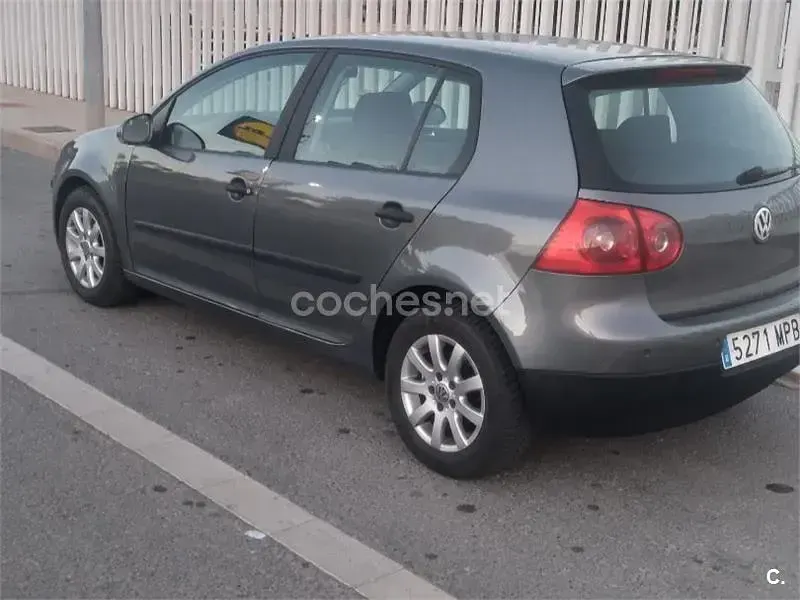 Usado VW Golf IV Highline 105 CV (77 kW) 2004 Gris / plata Berlina