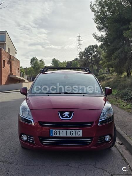Usado Peugeot 5008 Premium 110 CV (80 kW) 2010 Rojo Monovolumen