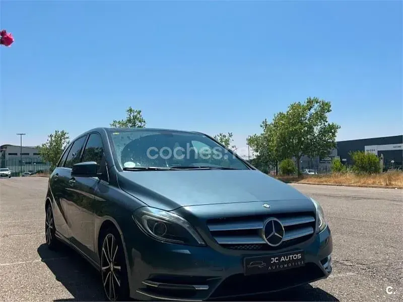 Usado Mercedes B180 109 CV (80 kW) 2014 Gris / plata Utilitario