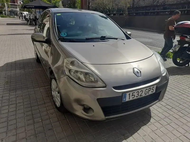 Usado Renault Clio II 100 CV (73 kW) 2009 Gris / plata Berlina