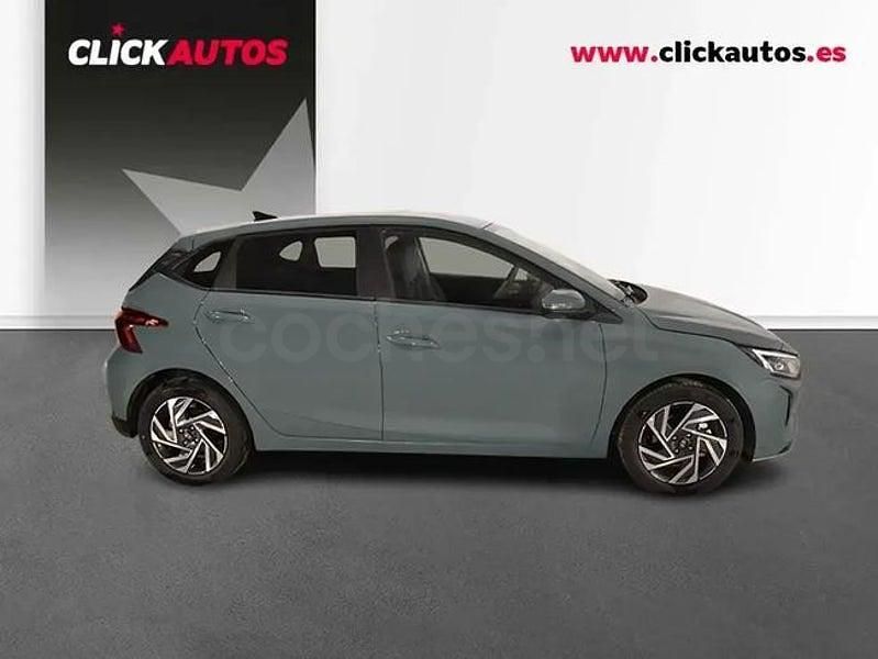 Usado Hyundai i20 100 CV (73 kW) 2025 Verde Berlina