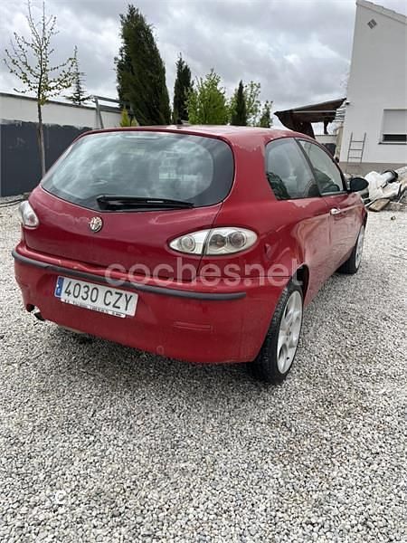 Usado Alfa Romeo 147 Distinctive 120 CV (88 kW) 2004 Rojo Utilitario