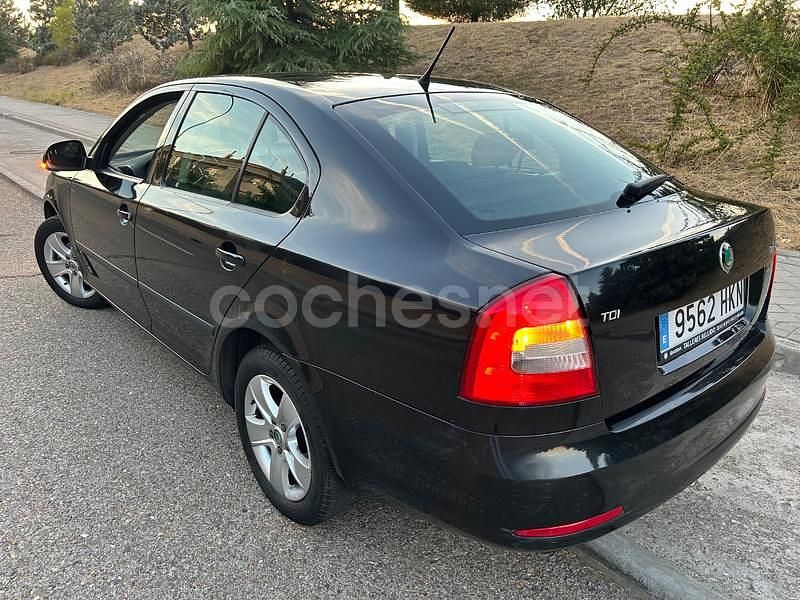 Usado Skoda Octavia Active 105 CV (77 kW) 2012 Negro Berlina