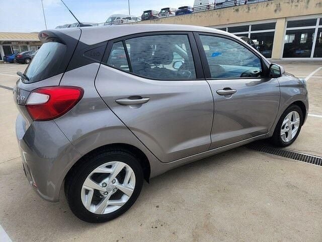 Usado Hyundai i10 67 CV (49 kW) 2021 Gris Utilitario