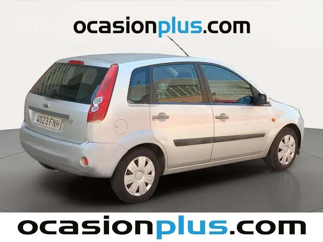 Usado Ford Fiesta 80 CV (58 kW) 2007 Gris Utilitario