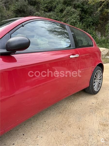 Usado Alfa Romeo 147 105 CV (77 kW) 2006 Rojo Utilitario