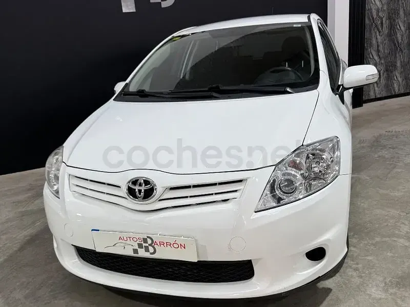 Usado Toyota Auris Active 90 CV (66 kW) 2012 Blanco Berlina