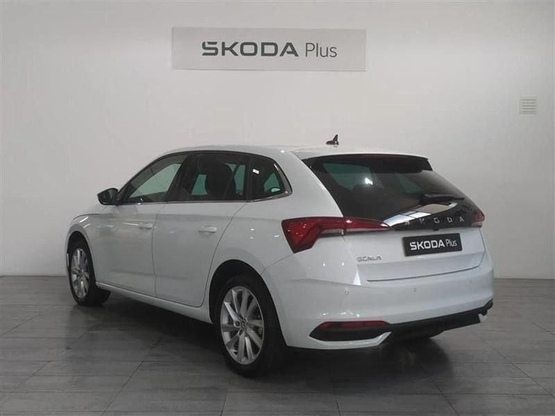 Usado Skoda Scala Selection 116 CV (85 kW) 2024 Blanco Utilitario