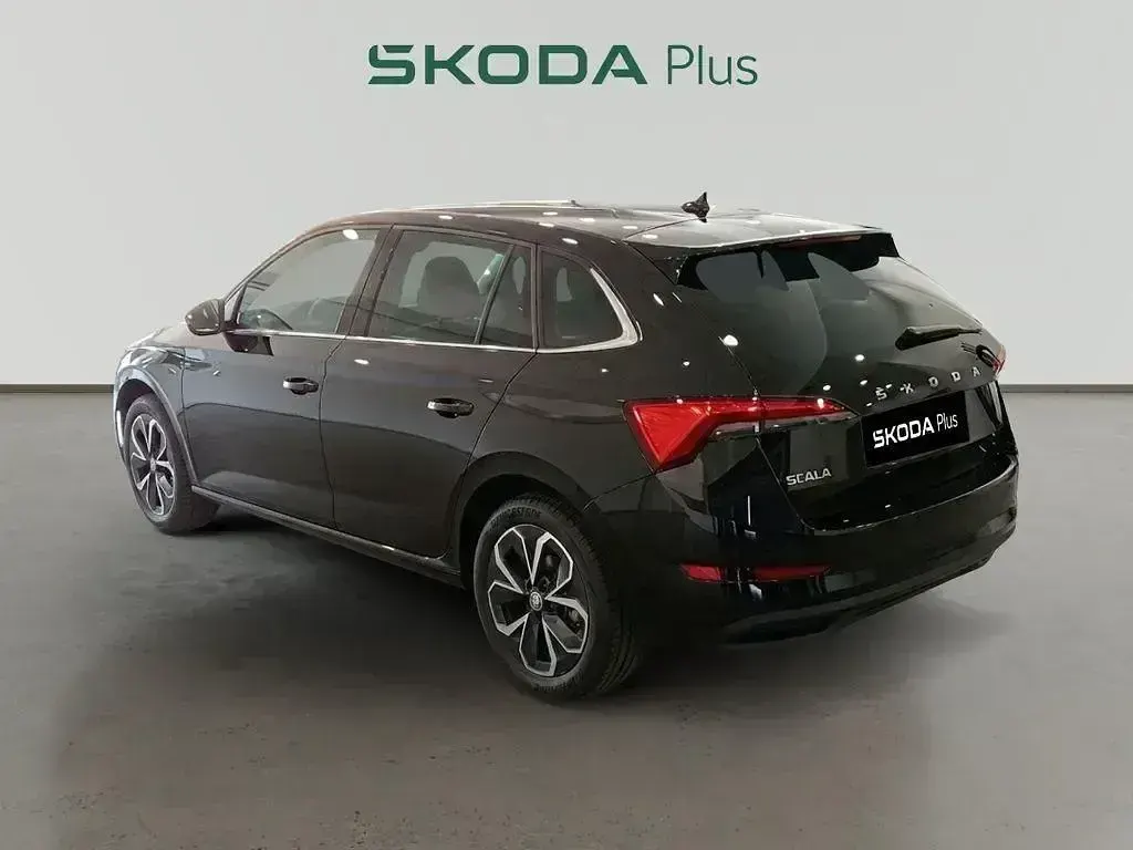 Usado Skoda Scala Ambition 110 CV (80 kW) 2023 Negro Utilitario