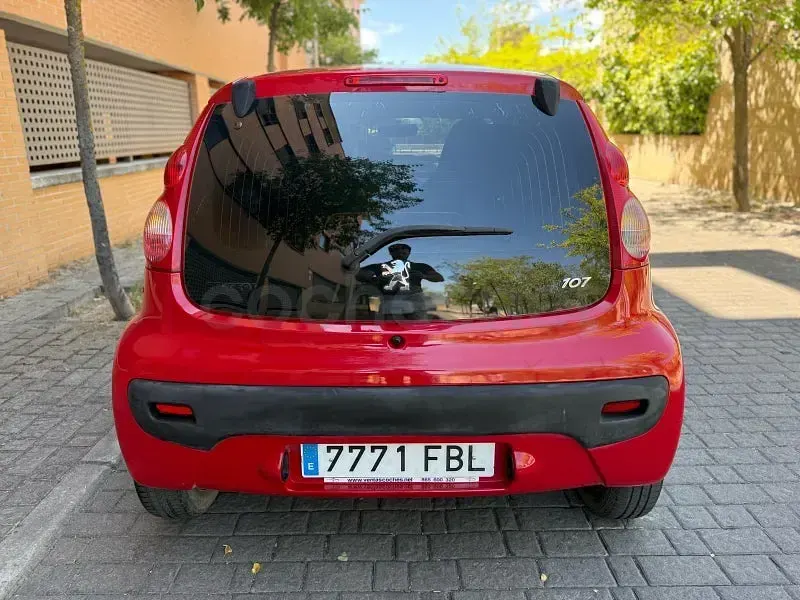 Usado Peugeot 107 68 CV (50 kW) 2006 Granate Utilitario