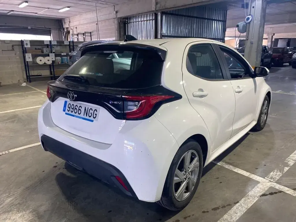 Usado Toyota Yaris Hybrid Active 115 CV (84 kW) 2025 Blanco Berlina