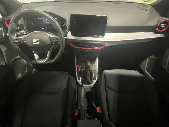 Usado Seat Arona FR 150 CV (110 kW) 2024 Gris plata SUV