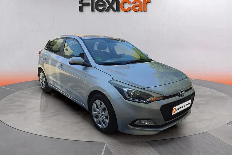 Blanco Usado 2016 Hyundai i20 Berlina | 7990 € (Buen precio) - Imagen 1/4