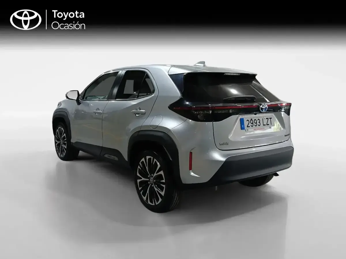 Usado Toyota Yaris Style 116 CV (85 kW) 2022 Gris Utilitario