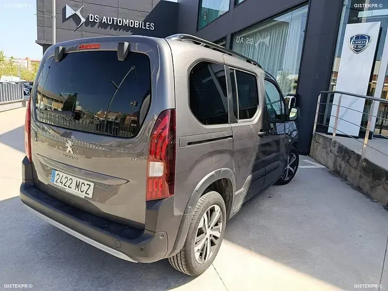 Usado Peugeot Rifter GT 100 CV (73 kW) 2023 Gris / plata Monovolumen