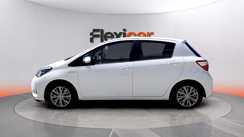 Usado Toyota Yaris Hybrid Active 100 CV (73 kW) 2020 Blanco Berlina