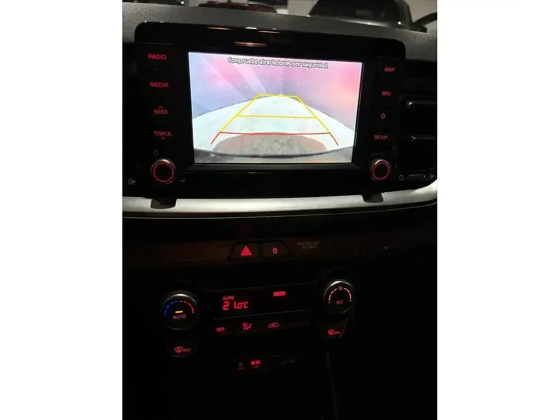 Usado Kia Stonic 120 CV (88 kW) 2019 Rojo SUV