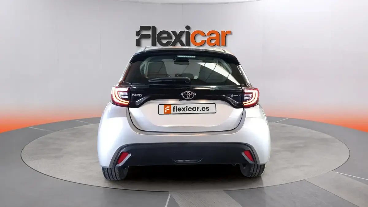 Usado Toyota Yaris Hybrid Active 116 CV (85 kW) 2025 Gris Berlina