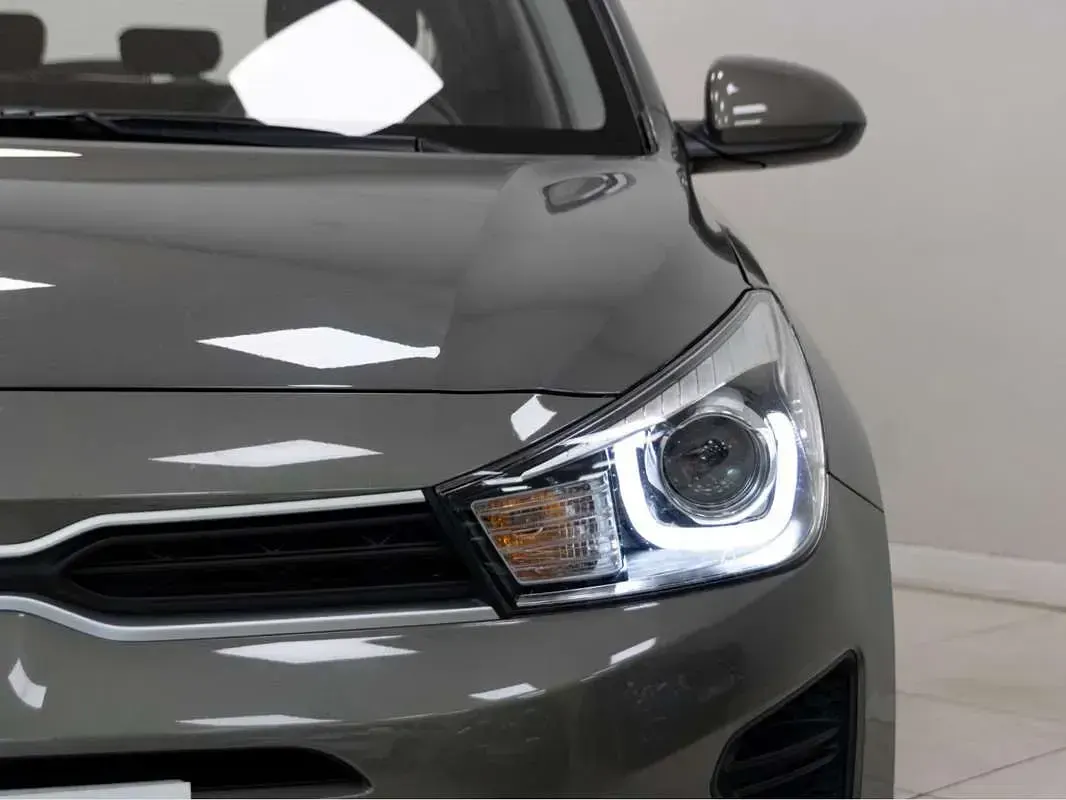 Usado Kia Rio 84 CV (61 kW) 2023 Verde Utilitario