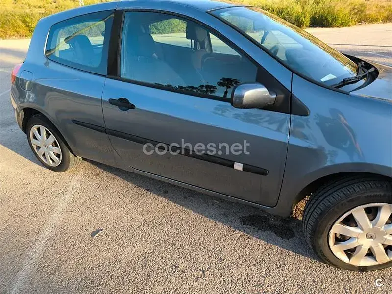 Usado Renault Clio II Dynamique 85 CV (62 kW) 2007 Azul Berlina