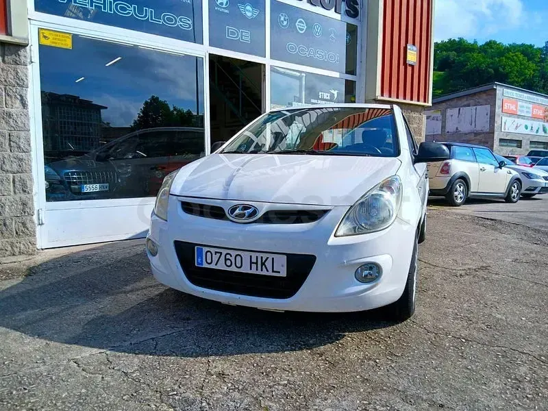 Usado Hyundai i20 Comfort 90 CV (66 kW) 2012 Blanco Utilitario