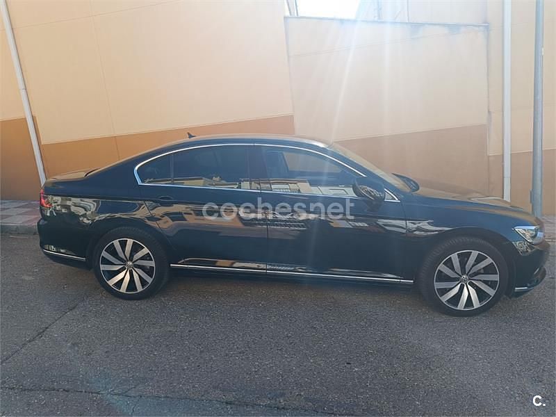 Usado VW Passat Sportline 150 CV (110 kW) 2019 Negro Berlina