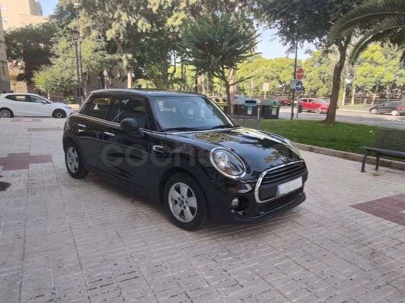 Usado Mini ONE 102 CV (75 kW) 2018 Negro Utilitario