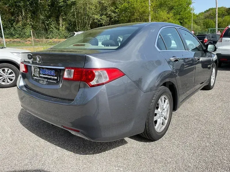 Usado Honda Accord Executive 150 CV (110 kW) 2011 Gris / plata Berlina