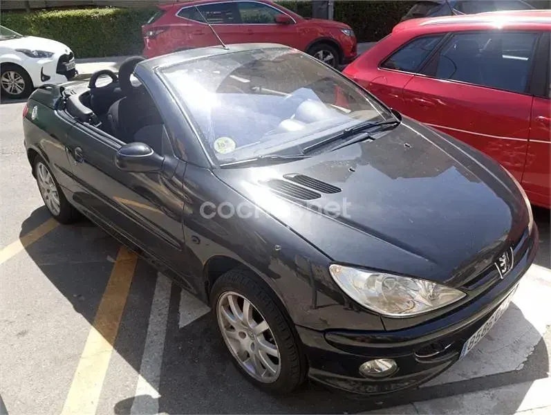 Usado Peugeot 206 CC 138 CV (101 kW) 2004 Negro Descapotable