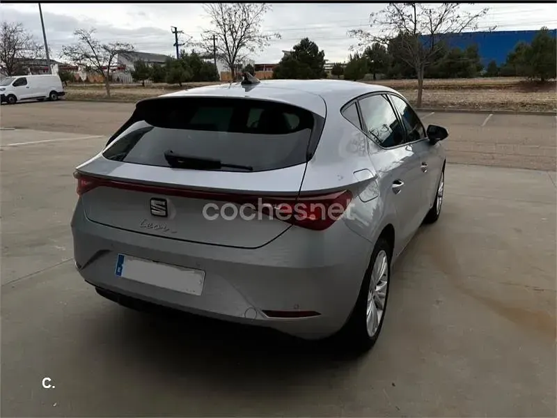 Usado Seat Leon Style 130 CV (95 kW) 2021 Gris / plata Berlina