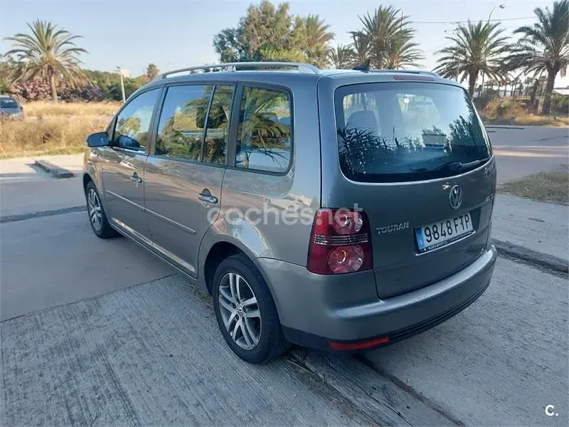 Usado VW Touran Highline 140 CV (102 kW) 2007 Gris / plata Monovolumen