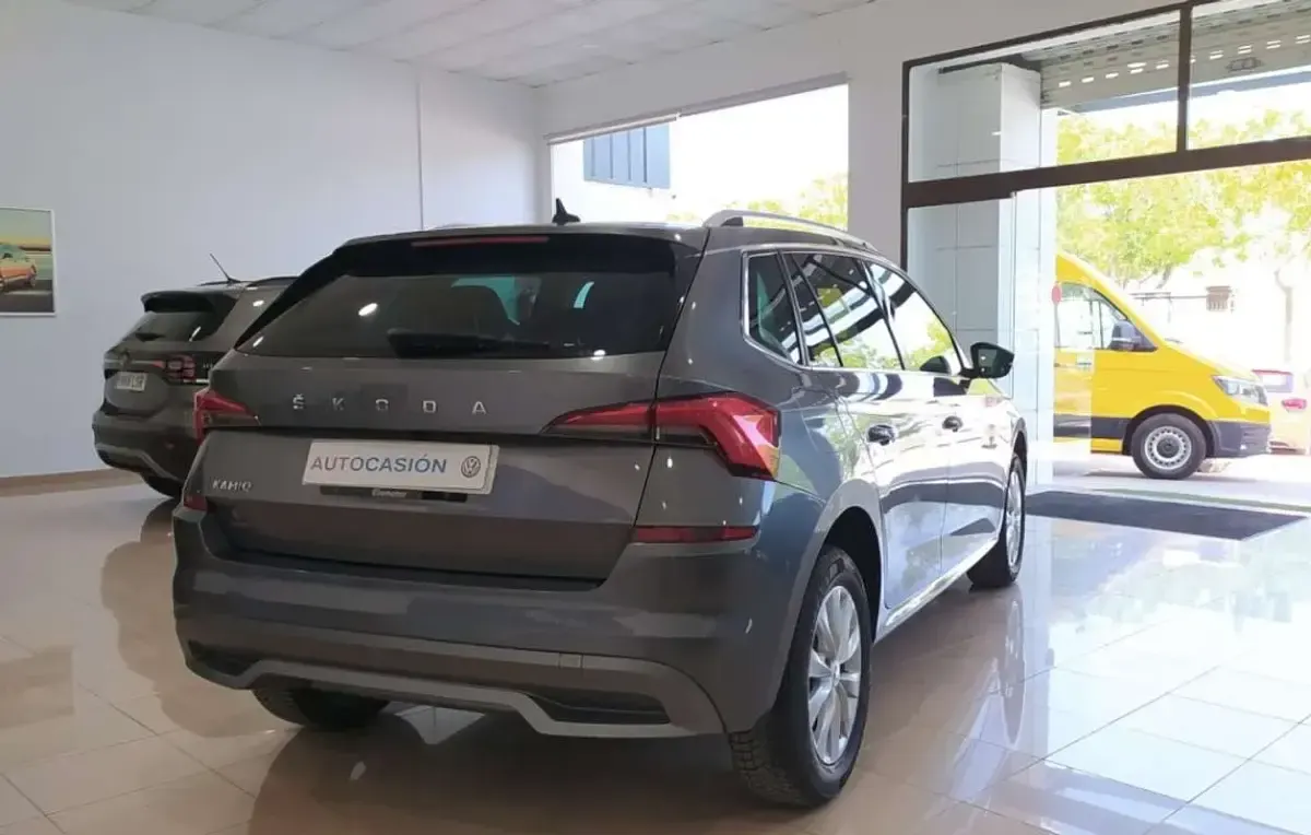 Usado Skoda Kamiq 110 CV (80 kW) 2022 Gris / plata SUV