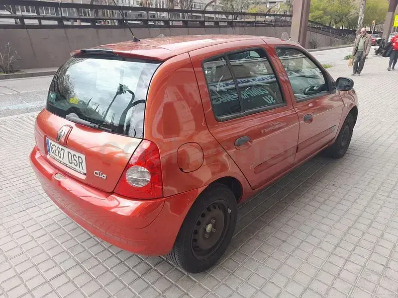 Usado Renault Clio II Authentique 60 CV (44 kW) 2005 Rojo Berlina