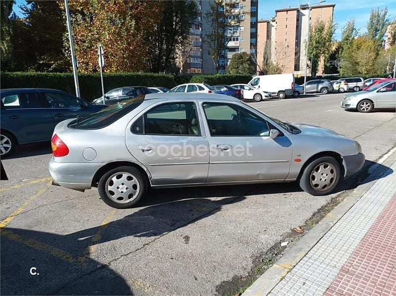 Usado Ford Mondeo Ghia 170 CV (125 kW) 1999 Gris / plata Berlina