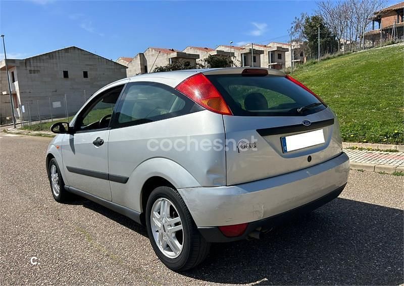 Usado Ford Focus Trend 100 CV (73 kW) 2002 Gris / plata Berlina