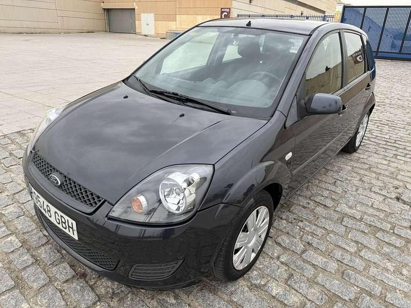 Gris Usado 2008 Ford Fiesta Trend Utilitario | 3990 € (Precio justo) - Imagen 1/4