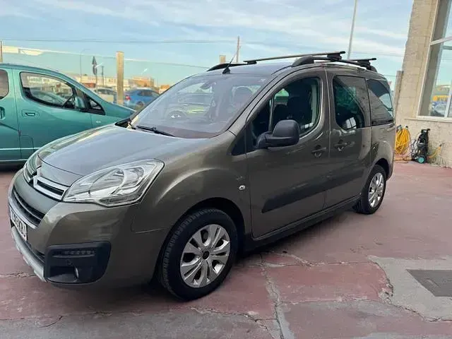Usado Citroën Berlingo Feel 100 CV (73 kW) 2017 Marrón Monovolumen