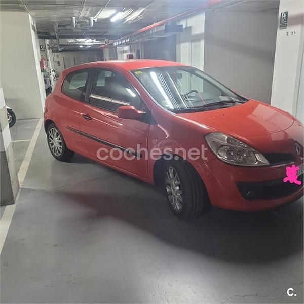 Usado Renault Clio II Dynamique 105 CV (77 kW) 2006 Rojo Berlina