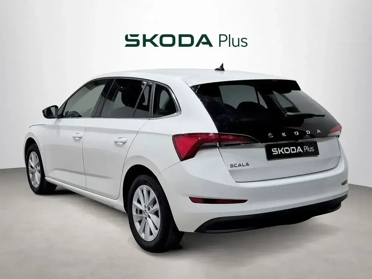 Usado Skoda Scala Ambition 116 CV (85 kW) 2025 Blanco Utilitario