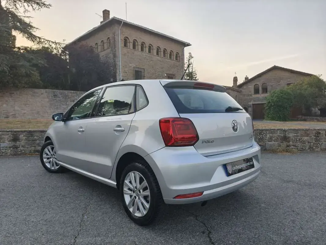 Usado VW Polo Advance 90 CV (66 kW) 2016 Plateado Utilitario