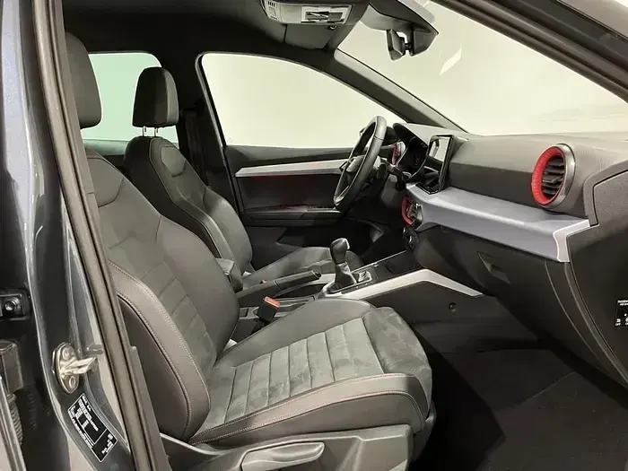 Usado Seat Arona FR 110 CV (80 kW) 2022 Gris SUV