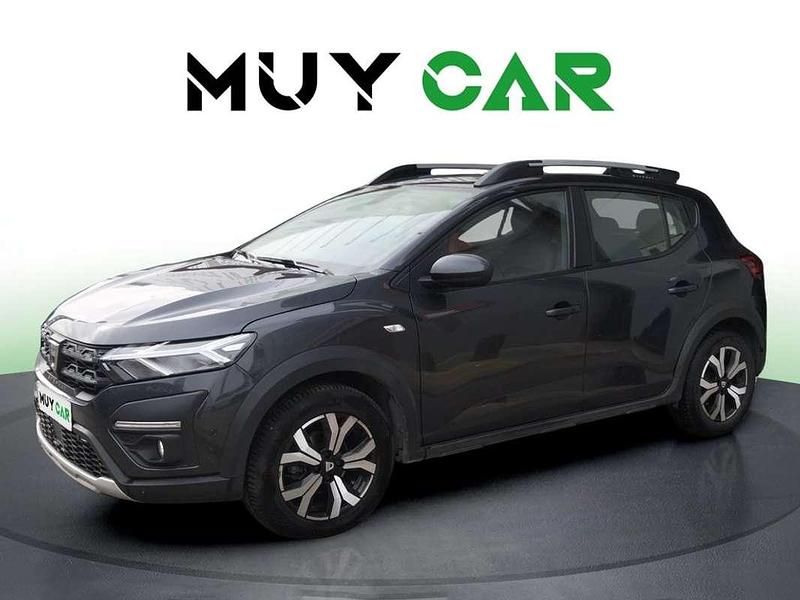 Usado Dacia Sandero Comfort 91 CV (66 kW) 2021 Gris Utilitario