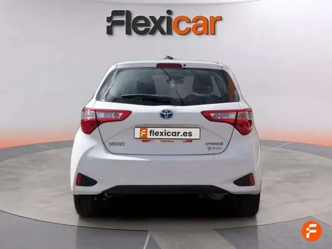 Usado Toyota Yaris Hybrid Active 101 CV (74 kW) 2020 Blanco Van