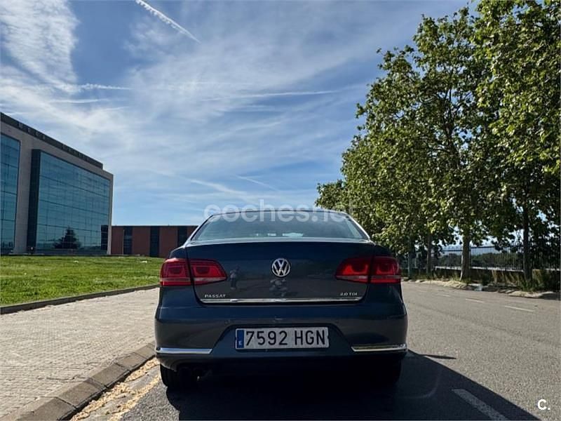 Usado VW Passat Highline 140 CV (102 kW) 2011 Gris / plata Berlina