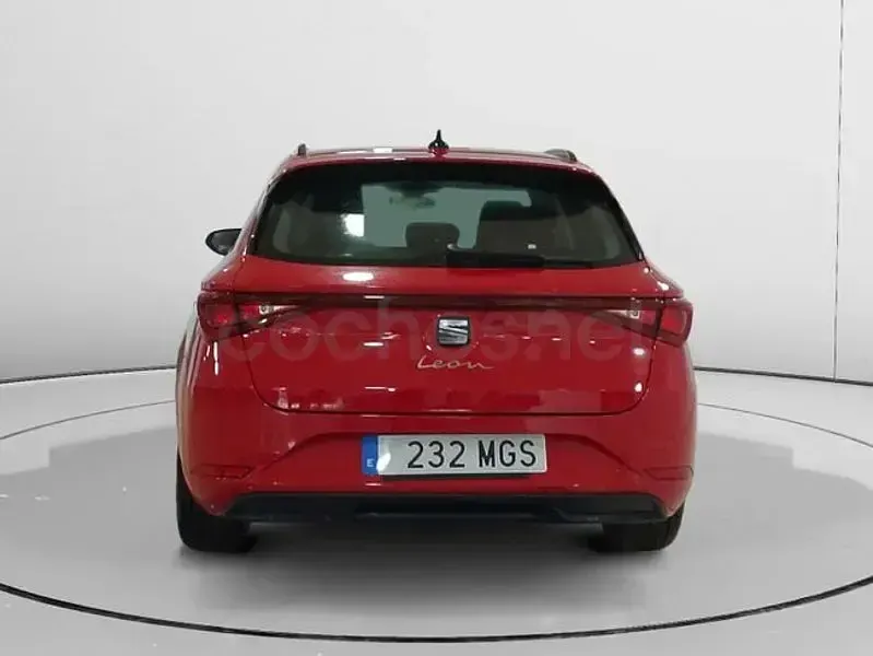 Usado Seat Leon Reference 115 CV (84 kW) 2022 Rojo Familiar