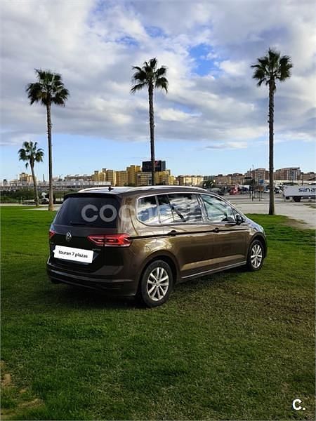Usado VW Touran Advance 150 CV (110 kW) 2016 Granate Monovolumen
