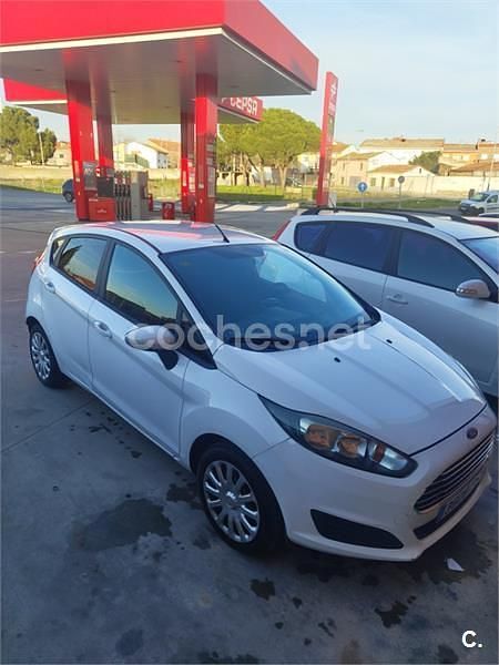Usado Ford Fiesta Trend 100 CV (73 kW) 2014 Blanco Utilitario