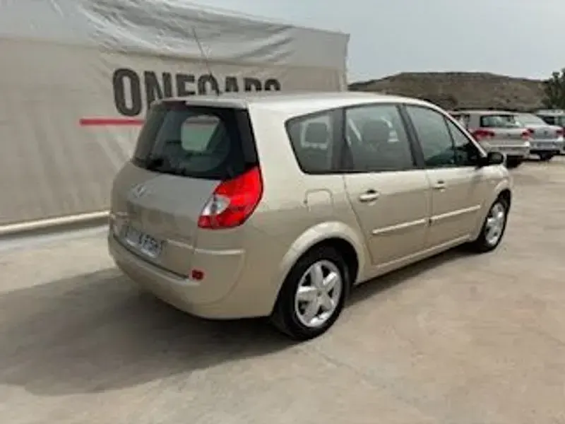 Usado Renault Grand Scénic II Privilege 110 CV (80 kW) 2007 Beige Monovolumen